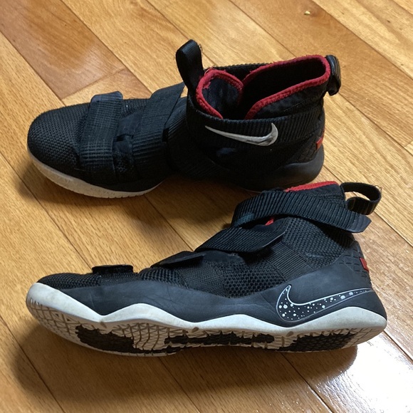 LeBron basketball sneakers - Picture 2 of 3